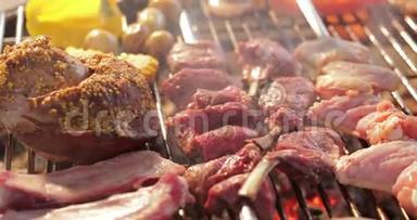 在格子上有一个烤架，腌肉，排骨，香肠，木桩，赤焰，红煤，烟，木柴，手